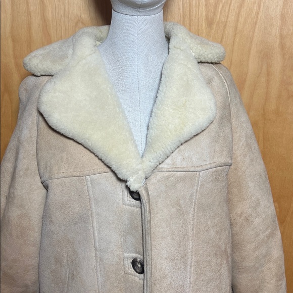 Vintage sheepskin coat with Button Closure - Picture 2 of 12